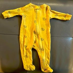 Gap onesie Never worn only washed